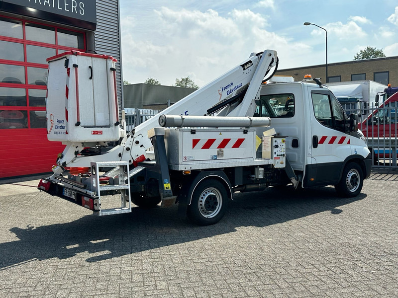 Iveco Daily 35S14 APK 10-07-2026 14 meter, 4x stamped, 413 working hours - Véhicule utilitaire: photos 5 Iveco Daily 35S14 APK 10-07-2026 14 meter, 4x stamped, 413 working hours - Véhicule utilitaire: photos 5