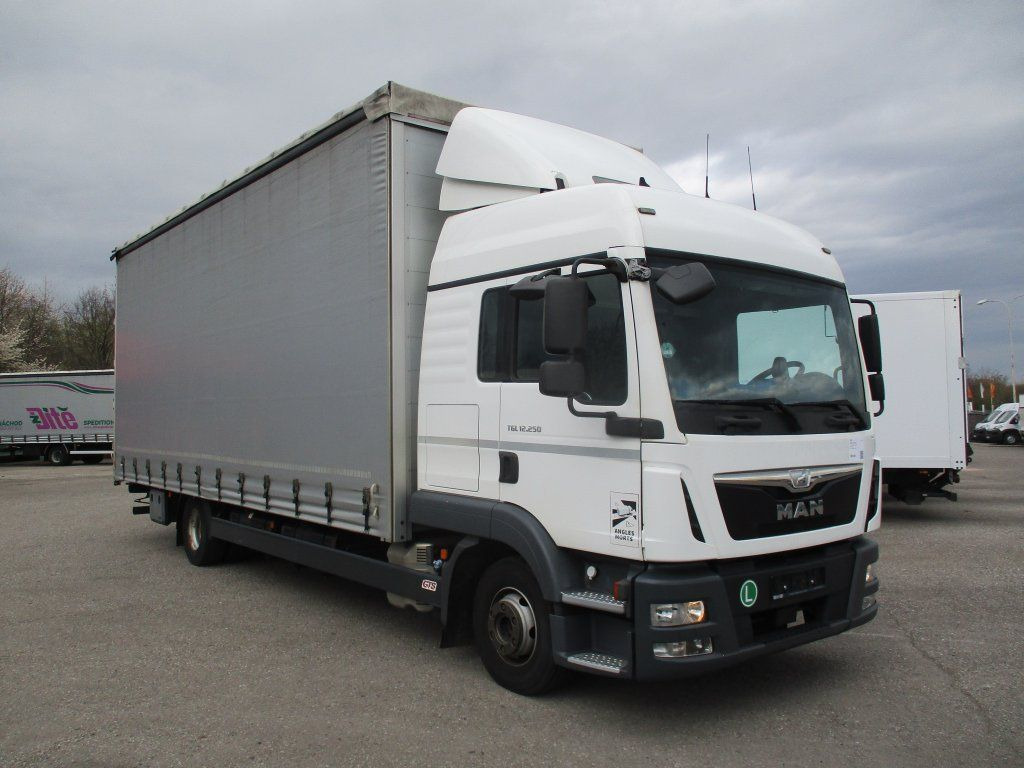 MAN TGL12.250 - Camion à rideaux coulissants: photos 3 MAN TGL12.250 - Camion à rideaux coulissants: photos 3