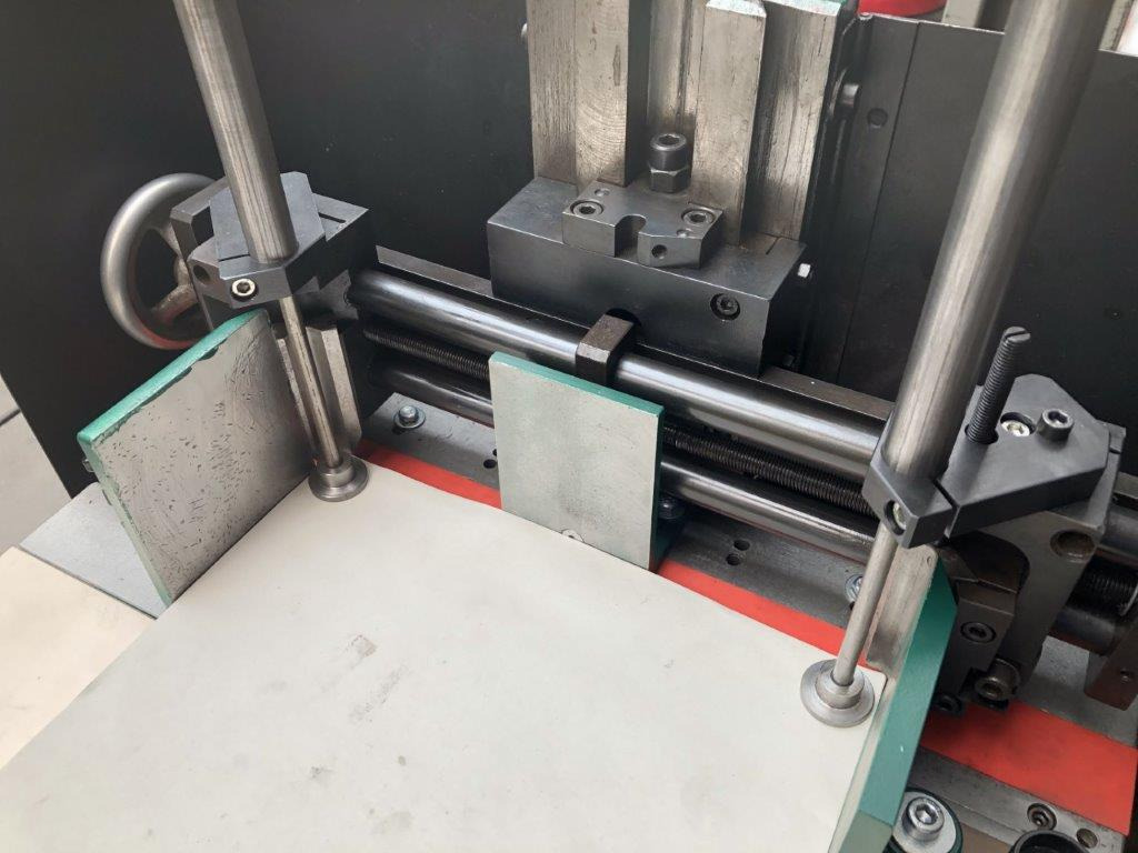 Karl Tränklein EK-D 100 double corner rounding machine - Relieuse: photos 2 Karl Tränklein EK-D 100 double corner rounding machine - Relieuse: photos 2