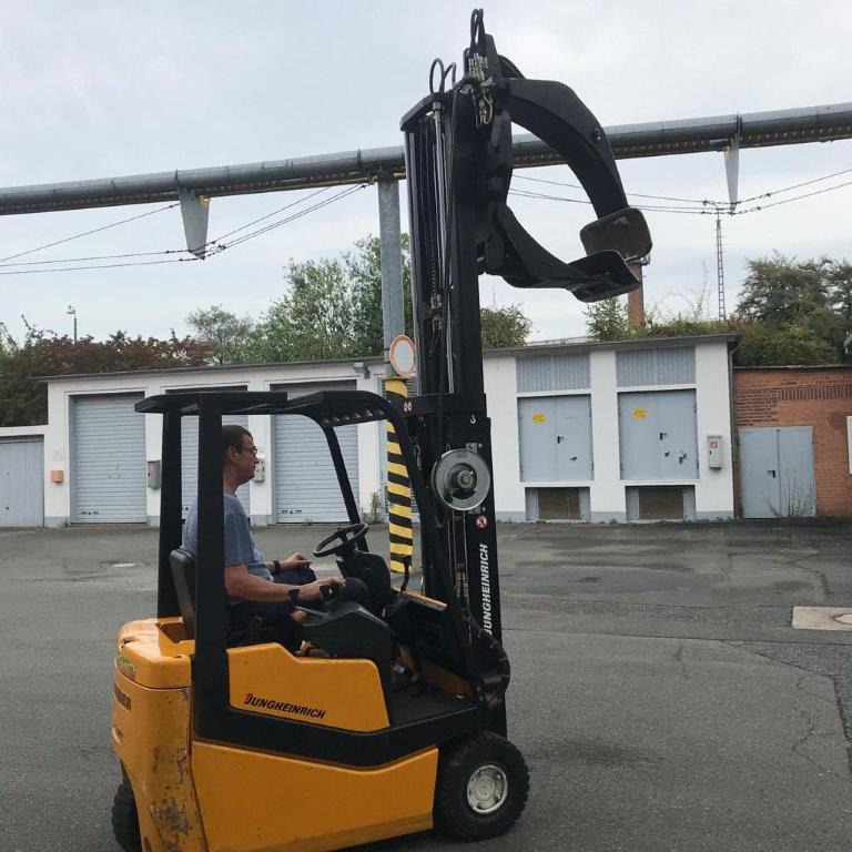 Three-wheel electric front loader Jungheinrich EFG DF 15 with duplex mast and Meyer roller clamp - Chariot élévateur électrique: photos 2 Three-wheel electric front loader Jungheinrich EFG DF 15 with duplex mast and Meyer roller clamp - Chariot élévateur électrique: photos 2