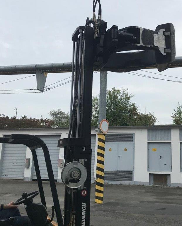 Three-wheel electric front loader Jungheinrich EFG DF 15 with duplex mast and Meyer roller clamp - Chariot élévateur électrique: photos 3 Three-wheel electric front loader Jungheinrich EFG DF 15 with duplex mast and Meyer roller clamp - Chariot élévateur électrique: photos 3