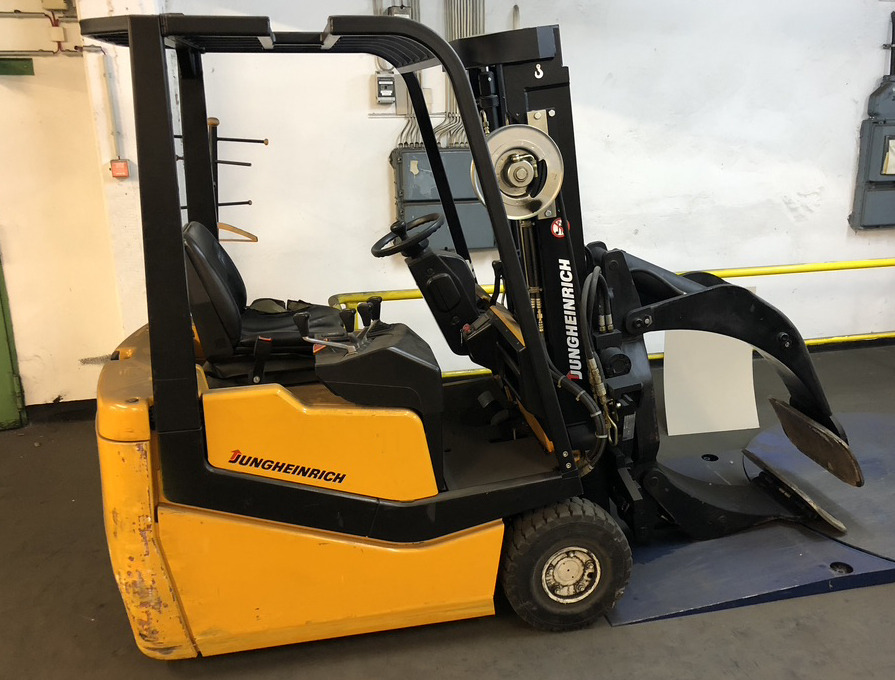Three-wheel electric front loader Jungheinrich EFG DF 15 with duplex mast and Meyer roller clamp - Chariot élévateur électrique: photos 1 Three-wheel electric front loader Jungheinrich EFG DF 15 with duplex mast and Meyer roller clamp - Chariot élévateur électrique: photos 1
