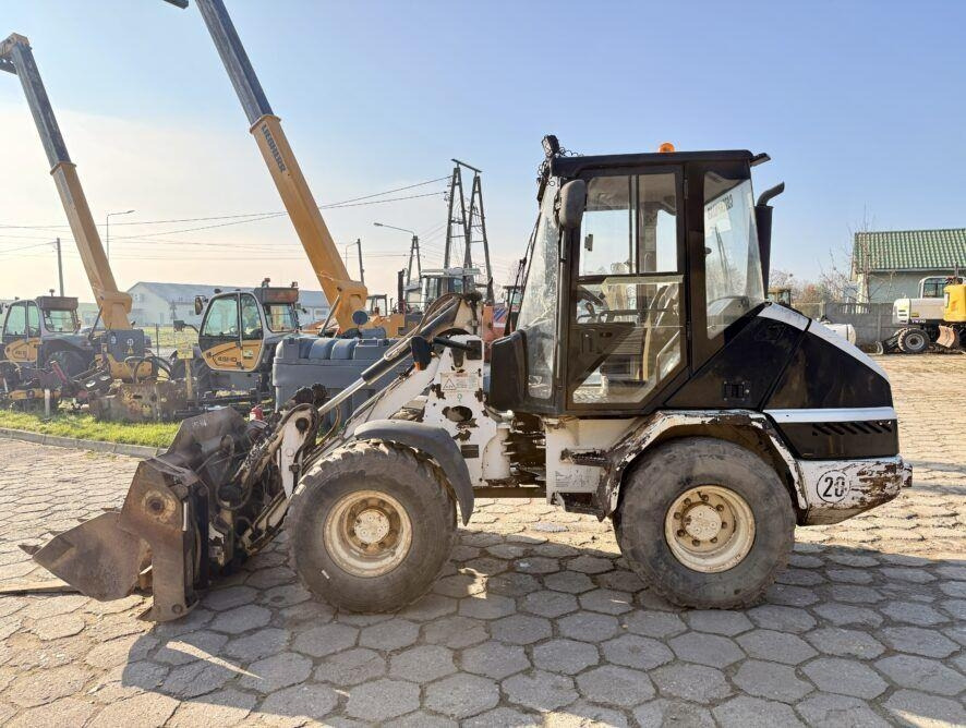 CAT 906 - Chargeuse sur pneus: photos 4 CAT 906 - Chargeuse sur pneus: photos 4