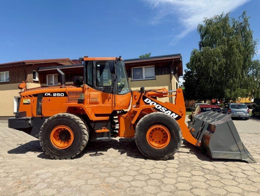 Doosan DL250 - Chargeuse sur pneus: photos 1 Doosan DL250 - Chargeuse sur pneus: photos 1