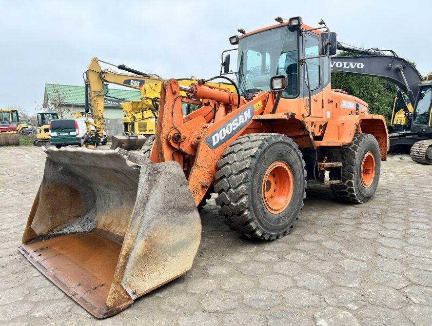 Doosan DL250 - Chargeuse sur pneus: photos 2 Doosan DL250 - Chargeuse sur pneus: photos 2