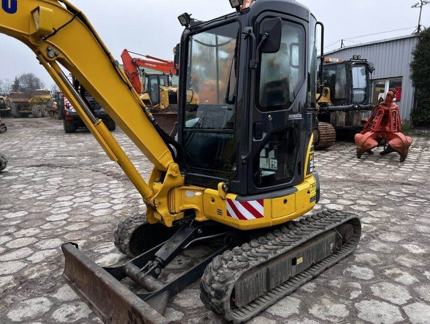 Komatsu PC35 MR-3 - Mini pelle: photos 2 Komatsu PC35 MR-3 - Mini pelle: photos 2
