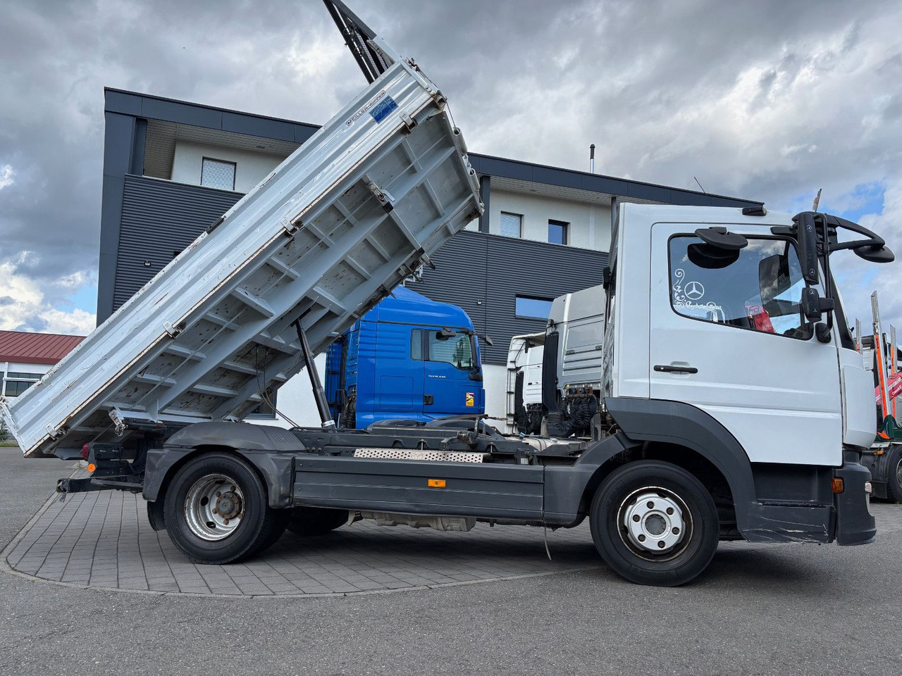 Mercedes-Benz 821 Meiller Kipper/Klima/Tempomat/Spur/Blatt - Camion benne: photos 1 Mercedes-Benz 821 Meiller Kipper/Klima/Tempomat/Spur/Blatt - Camion benne: photos 1