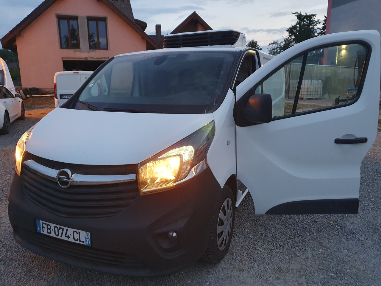 Opel VIVARO CHLODNIA CARRIER+230V KLIMA NAVI EURO6 - Véhicule utilitaire frigorifique: photos 3 Opel VIVARO CHLODNIA CARRIER+230V KLIMA NAVI EURO6 - Véhicule utilitaire frigorifique: photos 3
