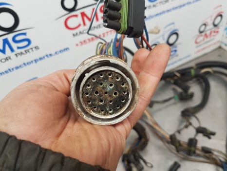 Case 5120, 5130, 5140 Transmission Wiring Loom 1546495c1, 1987581c1 - Câble/ Fil: photos 4 Case 5120, 5130, 5140 Transmission Wiring Loom 1546495c1, 1987581c1 - Câble/ Fil: photos 4