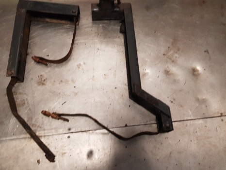 Case 5140, 5120, 5130, Fuel Tank Bracket Kit 1534442c1, 1534445c1 - Réservoir de carburant: photos 5 Case 5140, 5120, 5130, Fuel Tank Bracket Kit 1534442c1, 1534445c1 - Réservoir de carburant: photos 5