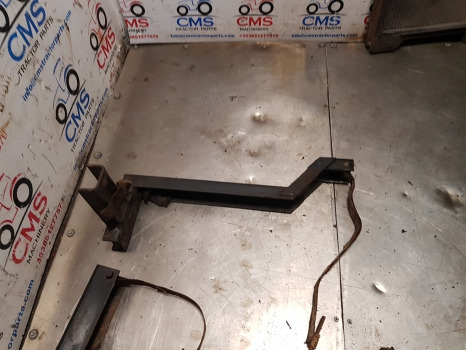 Case 5140, 5120, 5130, Fuel Tank Bracket Kit 1534442c1, 1534445c1 - Réservoir de carburant: photos 4 Case 5140, 5120, 5130, Fuel Tank Bracket Kit 1534442c1, 1534445c1 - Réservoir de carburant: photos 4