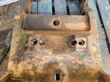 Claas Ares 500, 600, 800 Series 656 Rx Rz Front Axle Support Bolster 7700098196 - Suspension: photos 3 Claas Ares 500, 600, 800 Series 656 Rx Rz Front Axle Support Bolster 7700098196 - Suspension: photos 3