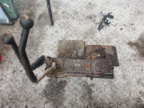 Fiat 90-90, 100-90, 110-90 Transmission Control Cover 5129987, 5130986, 5132247 - Levier de vitesse pour Tracteur agricole: photos 1 Fiat 90-90, 100-90, 110-90 Transmission Control Cover 5129987, 5130986, 5132247 - Levier de vitesse pour Tracteur agricole: photos 1
