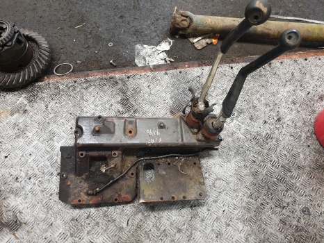Fiat 90-90, 100-90, 110-90 Transmission Control Cover 5129987, 5130986, 5132247 - Levier de vitesse pour Tracteur agricole: photos 3 Fiat 90-90, 100-90, 110-90 Transmission Control Cover 5129987, 5130986, 5132247 - Levier de vitesse pour Tracteur agricole: photos 3