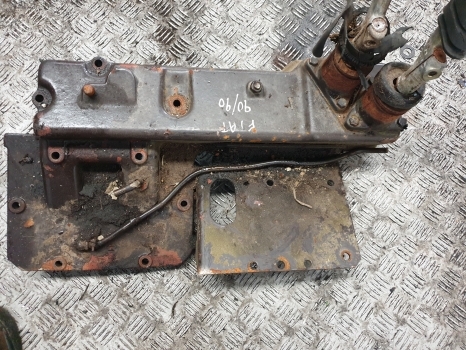 Fiat 90-90, 100-90, 110-90 Transmission Control Cover 5129987, 5130986, 5132247 - Levier de vitesse pour Tracteur agricole: photos 4 Fiat 90-90, 100-90, 110-90 Transmission Control Cover 5129987, 5130986, 5132247 - Levier de vitesse pour Tracteur agricole: photos 4