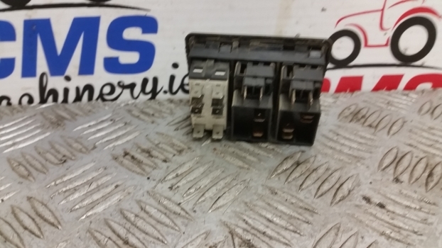 Fiat F, Fd Tf140 Control Button Housings With Buttons 5151075 - Cabine et intérieur pour Tracteur agricole: photos 2 Fiat F, Fd Tf140 Control Button Housings With Buttons 5151075 - Cabine et intérieur pour Tracteur agricole: photos 2