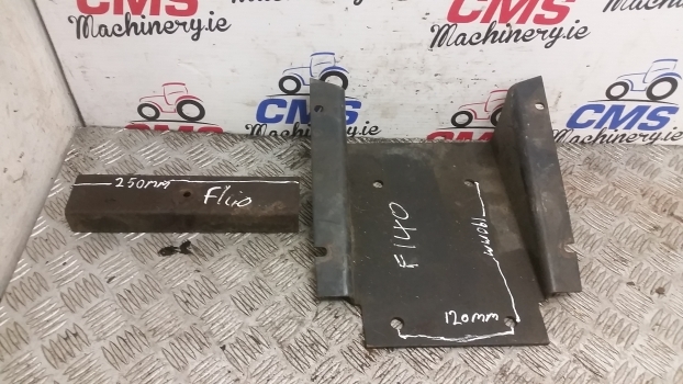 Fiat F140 Cab Interior Brackets. Please Check By Photos. - Cabine et intérieur pour Tracteur agricole: photos 1 Fiat F140 Cab Interior Brackets. Please Check By Photos. - Cabine et intérieur pour Tracteur agricole: photos 1