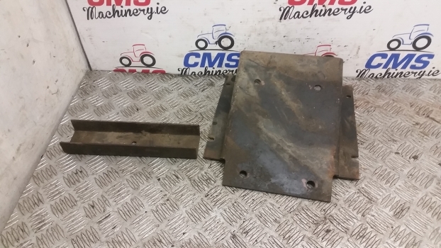 Fiat F140 Cab Interior Brackets. Please Check By Photos. - Cabine et intérieur pour Tracteur agricole: photos 3 Fiat F140 Cab Interior Brackets. Please Check By Photos. - Cabine et intérieur pour Tracteur agricole: photos 3