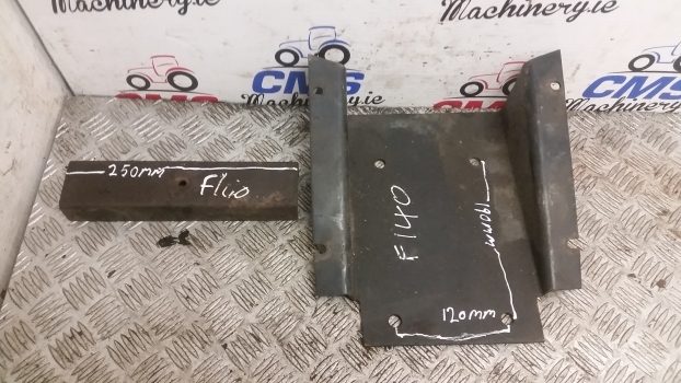 Fiat F140 Cab Interior Brackets. Please Check By Photos. - Cabine et intérieur pour Tracteur agricole: photos 2 Fiat F140 Cab Interior Brackets. Please Check By Photos. - Cabine et intérieur pour Tracteur agricole: photos 2