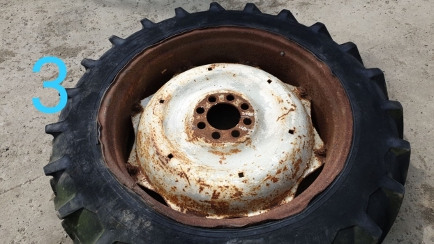 Ford 13.6 R36 Wheel 8 Stud - Roue complète pour Tracteur agricole: photos 3 Ford 13.6 R36 Wheel 8 Stud - Roue complète pour Tracteur agricole: photos 3