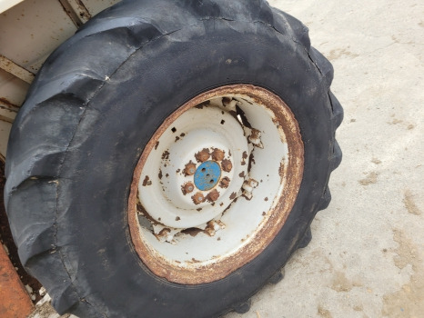 Ford 2600, 3600, 4600, 4000 Rear Wheel Rim And Tyre 16.9 R30 - Roue complète: photos 4 Ford 2600, 3600, 4600, 4000 Rear Wheel Rim And Tyre 16.9 R30 - Roue complète: photos 4