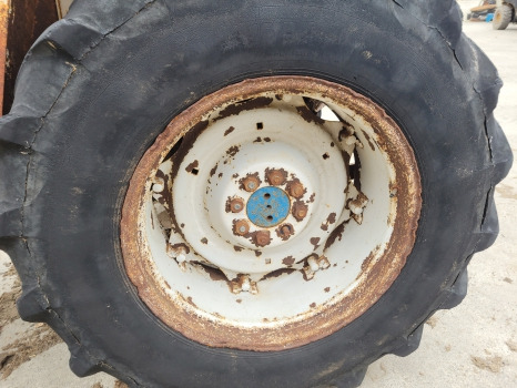 Ford 2600, 3600, 4600, 4000 Rear Wheel Rim And Tyre 16.9 R30 - Roue complète: photos 3 Ford 2600, 3600, 4600, 4000 Rear Wheel Rim And Tyre 16.9 R30 - Roue complète: photos 3