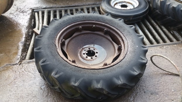 Ford 4000 Rear Wheel And Tyre 12.4/11-28. Please Check The Description - Roue complète pour Tracteur agricole: photos 1 Ford 4000 Rear Wheel And Tyre 12.4/11-28. Please Check The Description - Roue complète pour Tracteur agricole: photos 1