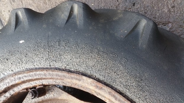 Ford 4000 Rear Wheel And Tyre 12.4/11-28. Please Check The Description - Roue complète pour Tracteur agricole: photos 2 Ford 4000 Rear Wheel And Tyre 12.4/11-28. Please Check The Description - Roue complète pour Tracteur agricole: photos 2