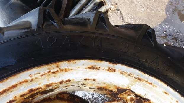 Ford 4000 Rear Wheel And Tyre 12.4/11-32. Please Check By Description - Roue complète pour Tracteur agricole: photos 2 Ford 4000 Rear Wheel And Tyre 12.4/11-32. Please Check By Description - Roue complète pour Tracteur agricole: photos 2