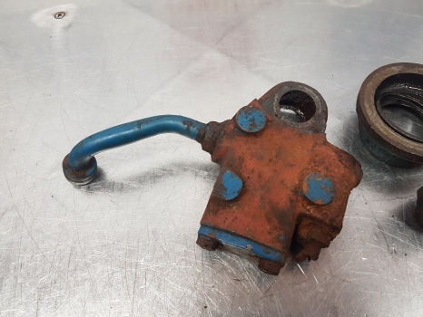 Ford 5000, 7600, 6600, 6700 Hydraulic Valve, Oil Cooler D6nnk910b, D6nnk910a - Valve hydraulique pour Tracteur agricole: photos 5 Ford 5000, 7600, 6600, 6700 Hydraulic Valve, Oil Cooler D6nnk910b, D6nnk910a - Valve hydraulique pour Tracteur agricole: photos 5
