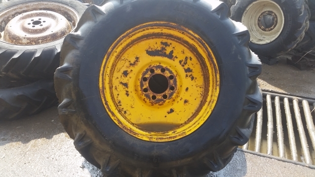 Ford Construction Wheel And Tyre 16.9/14-28. Please Check Decription. - Roue complète pour Tracteur agricole: photos 1 Ford Construction Wheel And Tyre 16.9/14-28. Please Check Decription. - Roue complète pour Tracteur agricole: photos 1