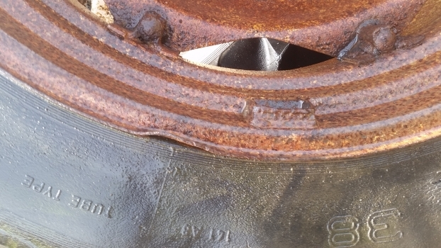 Ford Rear Wheel And Tyre 16.9-38. Please Check By The Photos. - Roue complète pour Tracteur agricole: photos 2 Ford Rear Wheel And Tyre 16.9-38. Please Check By The Photos. - Roue complète pour Tracteur agricole: photos 2