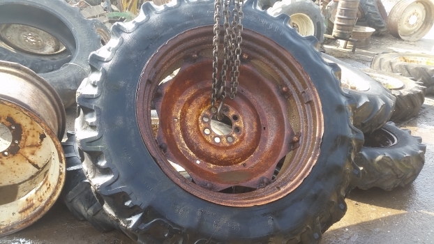 Ford Rear Wheel And Tyre 16.9-38. Please Check By The Photos. - Roue complète pour Tracteur agricole: photos 1 Ford Rear Wheel And Tyre 16.9-38. Please Check By The Photos. - Roue complète pour Tracteur agricole: photos 1