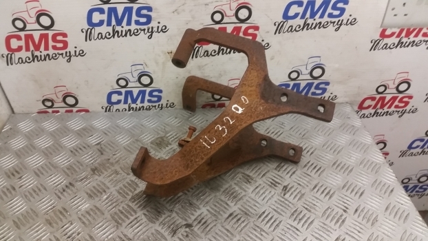 John Deere 3200, 3400 Telehandler Exhaust Muffler, Silencer Bracket Az57460 - Silencieux pour Chariot télescopique: photos 2 John Deere 3200, 3400 Telehandler Exhaust Muffler, Silencer Bracket Az57460 - Silencieux pour Chariot télescopique: photos 2