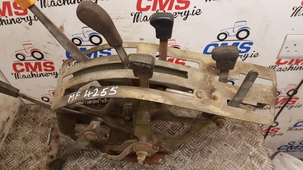 Massey Ferguson 4255 Cab Lift Rear Console Controls 3814519m92 - Cabine et intérieur pour Tracteur agricole: photos 3 Massey Ferguson 4255 Cab Lift Rear Console Controls 3814519m92 - Cabine et intérieur pour Tracteur agricole: photos 3