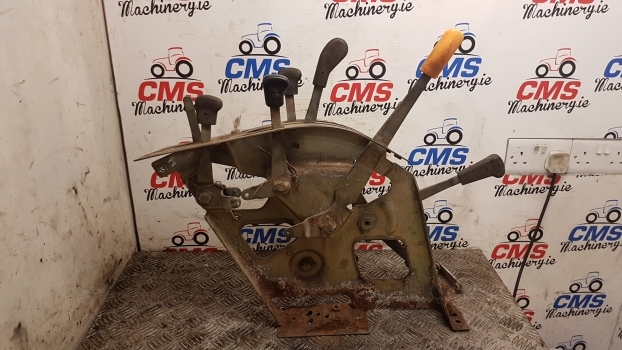 Massey Ferguson 4255 Cab Lift Rear Console Controls 3814519m92 - Cabine et intérieur pour Tracteur agricole: photos 5 Massey Ferguson 4255 Cab Lift Rear Console Controls 3814519m92 - Cabine et intérieur pour Tracteur agricole: photos 5