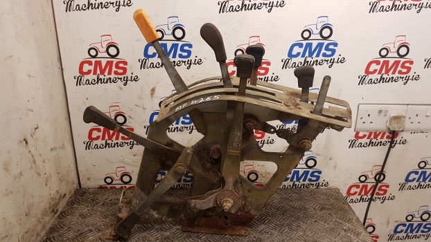 Massey Ferguson 4255 Cab Lift Rear Console Controls 3814519m92 - Cabine et intérieur pour Tracteur agricole: photos 1 Massey Ferguson 4255 Cab Lift Rear Console Controls 3814519m92 - Cabine et intérieur pour Tracteur agricole: photos 1