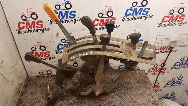 Massey Ferguson 4255 Cab Lift Rear Console Controls 3814519m92 - Cabine et intérieur pour Tracteur agricole: photos 2 Massey Ferguson 4255 Cab Lift Rear Console Controls 3814519m92 - Cabine et intérieur pour Tracteur agricole: photos 2