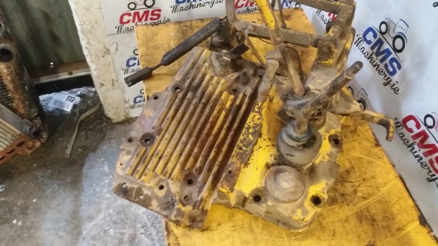 Massey Ferguson 50b Transmission Control Shift Cover Plate Assembly 881610m1 - Levier de vitesse pour Tracteur agricole: photos 2 Massey Ferguson 50b Transmission Control Shift Cover Plate Assembly 881610m1 - Levier de vitesse pour Tracteur agricole: photos 2
