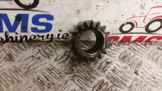 Massey Ferguson 50hx Front Axle Sun Gear. 17 Teeth. Please Check The Photos. - Essieu avant pour Tractopelle: photos 1 Massey Ferguson 50hx Front Axle Sun Gear. 17 Teeth. Please Check The Photos. - Essieu avant pour Tractopelle: photos 1