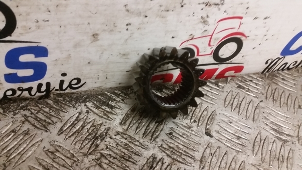 Massey Ferguson 50hx Front Axle Sun Gear. 17 Teeth. Please Check The Photos. - Essieu avant pour Tractopelle: photos 2 Massey Ferguson 50hx Front Axle Sun Gear. 17 Teeth. Please Check The Photos. - Essieu avant pour Tractopelle: photos 2