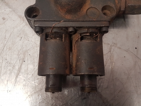 Massey Ferguson 5455 Hydraulic Pressure Valve Body 3794879m3 - Valve hydraulique pour Tracteur agricole: photos 2 Massey Ferguson 5455 Hydraulic Pressure Valve Body 3794879m3 - Valve hydraulique pour Tracteur agricole: photos 2