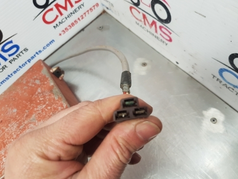 Massey Ferguson 575, 565, 590 Light Housing Right 2525778k1 - Lumière/ Éclairage pour Tracteur agricole: photos 2 Massey Ferguson 575, 565, 590 Light Housing Right 2525778k1 - Lumière/ Éclairage pour Tracteur agricole: photos 2