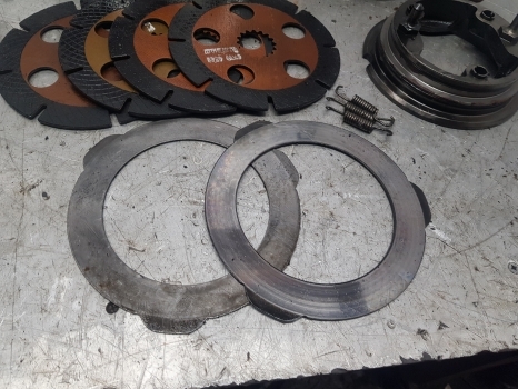 New Holland Lm435a Dana Spicer Brake Actuator Disc Kit 112.07.610.02; 85813919 - Disques de frein pour Chariot télescopique: photos 2 New Holland Lm435a Dana Spicer Brake Actuator Disc Kit 112.07.610.02; 85813919 - Disques de frein pour Chariot télescopique: photos 2