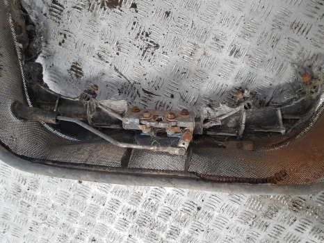 New Holland Lm435a, Lm415a, Lm445a, Lm425a Grill, Grille, Bonnet Lock 85825742 - Calandre pour Chariot télescopique: photos 2 New Holland Lm435a, Lm415a, Lm445a, Lm425a Grill, Grille, Bonnet Lock 85825742 - Calandre pour Chariot télescopique: photos 2
