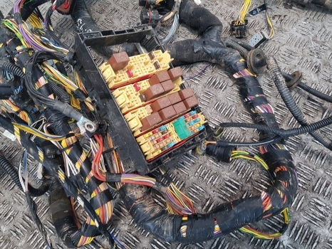 New Holland T5.95, T5.105, T5.115 Cab Wiring Loom, Fuse Box 47915451 - Câble/ Fil pour Tracteur agricole: photos 3 New Holland T5.95, T5.105, T5.115 Cab Wiring Loom, Fuse Box 47915451 - Câble/ Fil pour Tracteur agricole: photos 3
