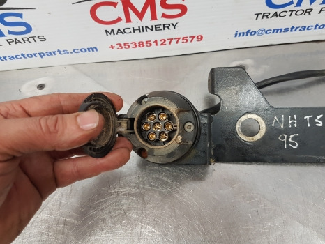 New Holland T5.95, T5 Trailer Socket And Bracket 47463656, 5102156, 84230588 - Système électrique pour Machine agricole: photos 3 New Holland T5.95, T5 Trailer Socket And Bracket 47463656, 5102156, 84230588 - Système électrique pour Machine agricole: photos 3