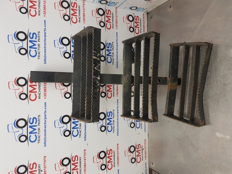 New Holland Tm, 60, Mxm, Fiat M Series Foot Step Assy Rhs 82019808, 82007892 - Marchepied: photos 2 New Holland Tm, 60, Mxm, Fiat M Series Foot Step Assy Rhs 82019808, 82007892 - Marchepied: photos 2