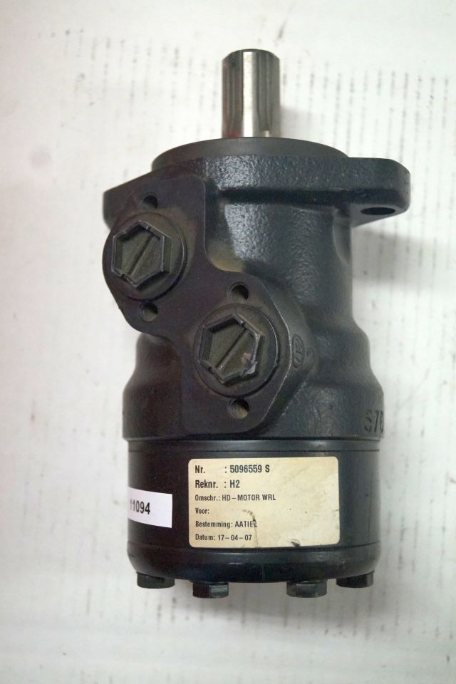 Jungheinrich 26906940 | Stuur motor Steering motor WRL reachtruck till year 2003 Stuur motor Steering motor WRL reachtruck till year 2003 - Moteur hydraulique pour Matériel de manutention: photos 1 Jungheinrich 26906940 | Stuur motor Steering motor WRL reachtruck till year 2003 Stuur motor Steering motor WRL reachtruck till year 2003 - Moteur hydraulique pour Matériel de manutention: photos 1