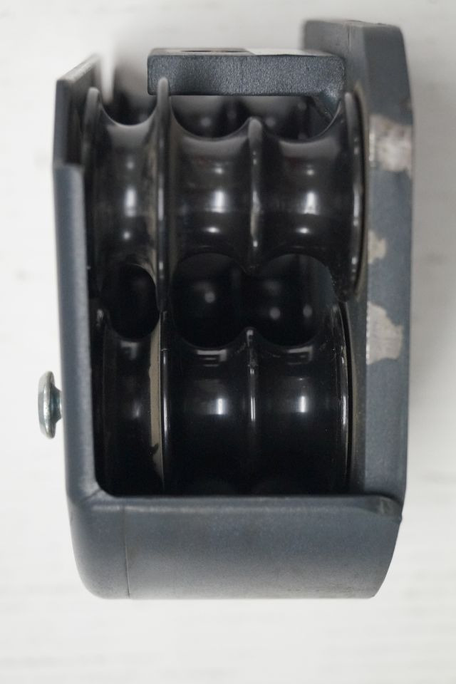 Jungheinrich 51160772 | Block rollor Hose guide for ETV from year 2003 till 2011 - Hydraulique pour Matériel de manutention: photos 1 Jungheinrich 51160772 | Block rollor Hose guide for ETV from year 2003 till 2011 - Hydraulique pour Matériel de manutention: photos 1